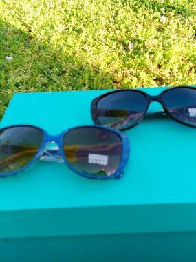 2 PAIR OF SUNGLASSES NEW IN PK HB